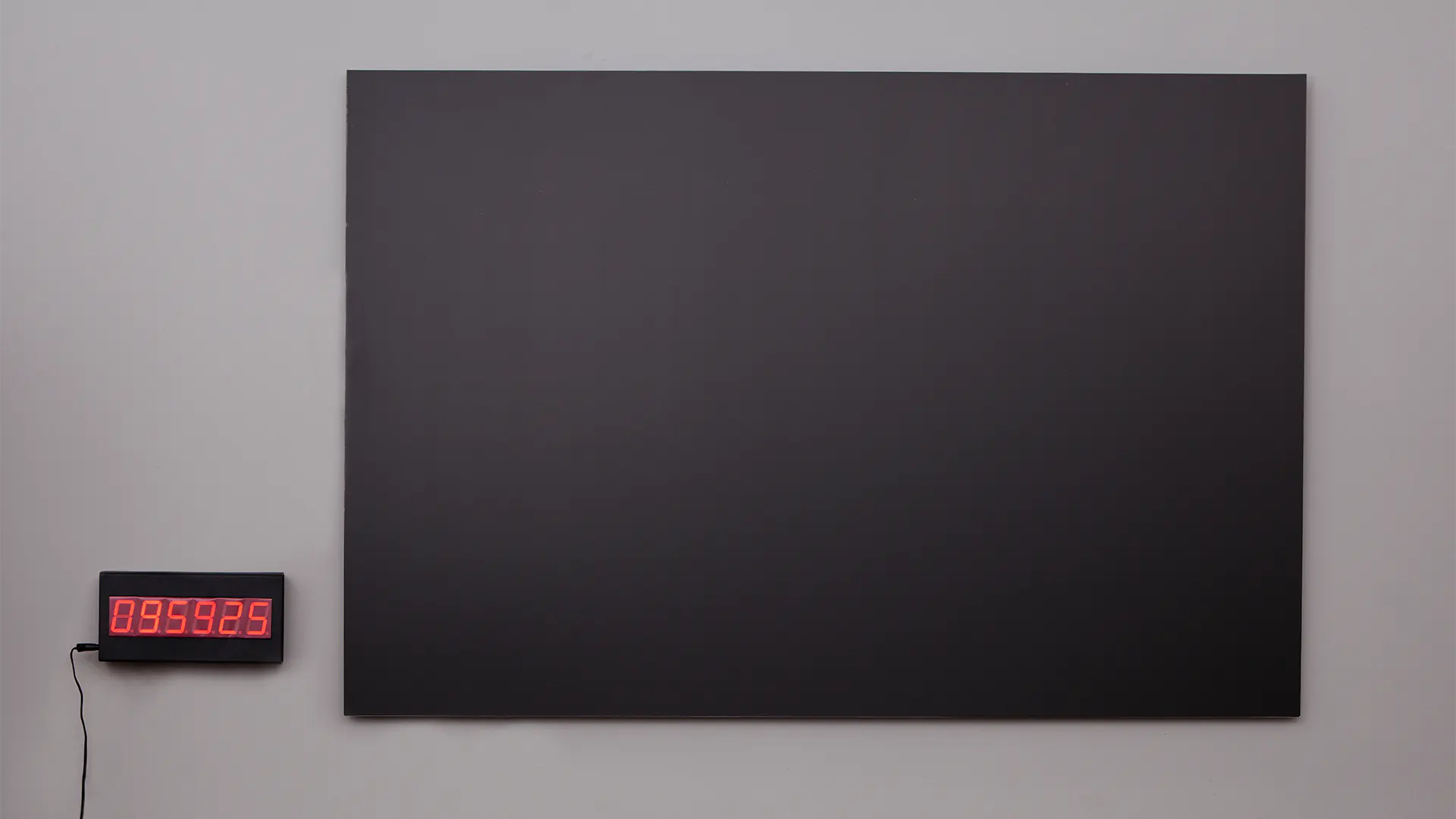 A Fekete lyuk című installáció egy üres, fekete képből és egy digitális számlálóból áll