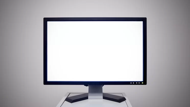 A képen egy TV képernyője látható, ami üres és fehéren világít.