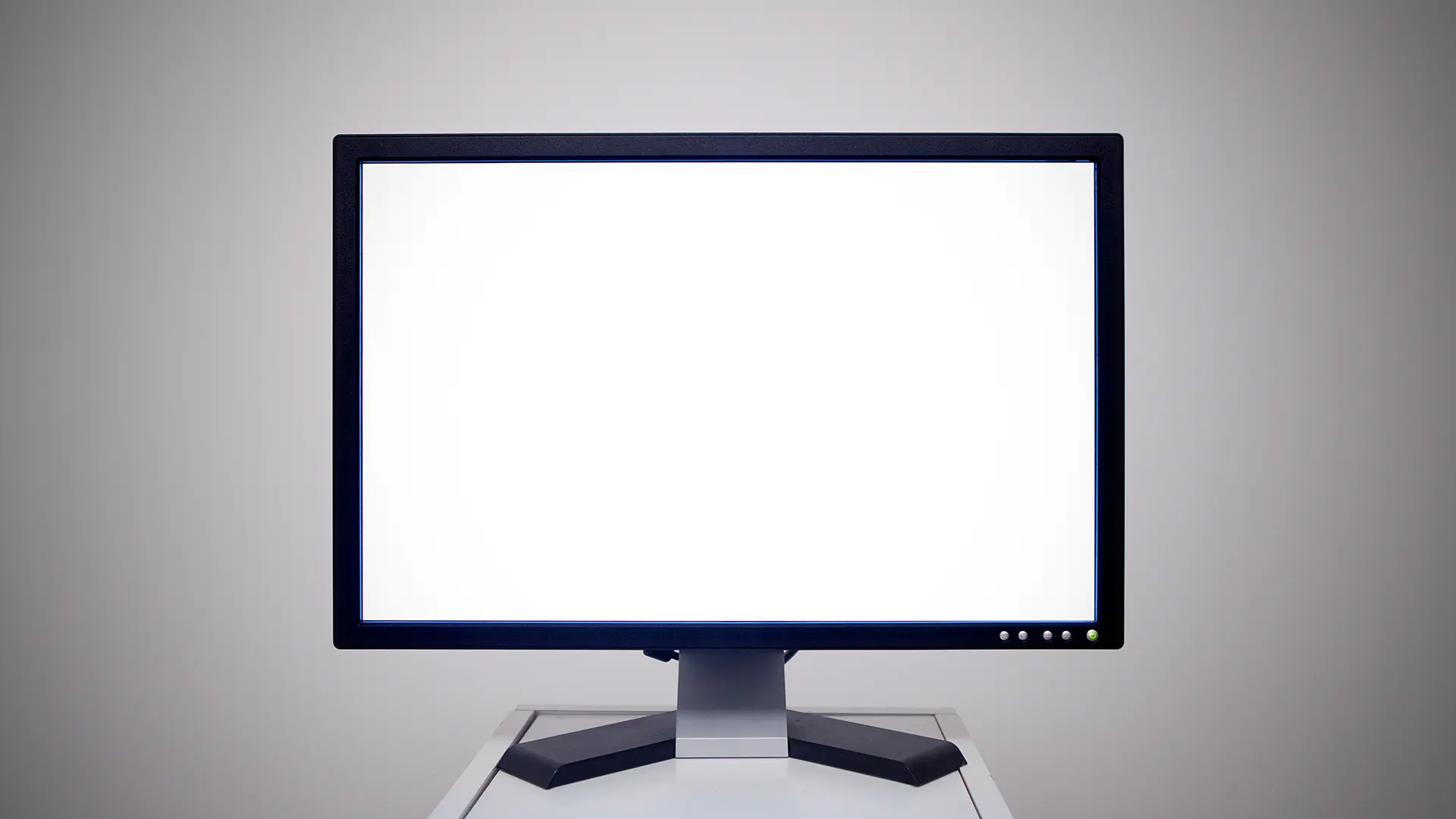 A képen egy TV képernyője látható, ami üres és fehéren világít.