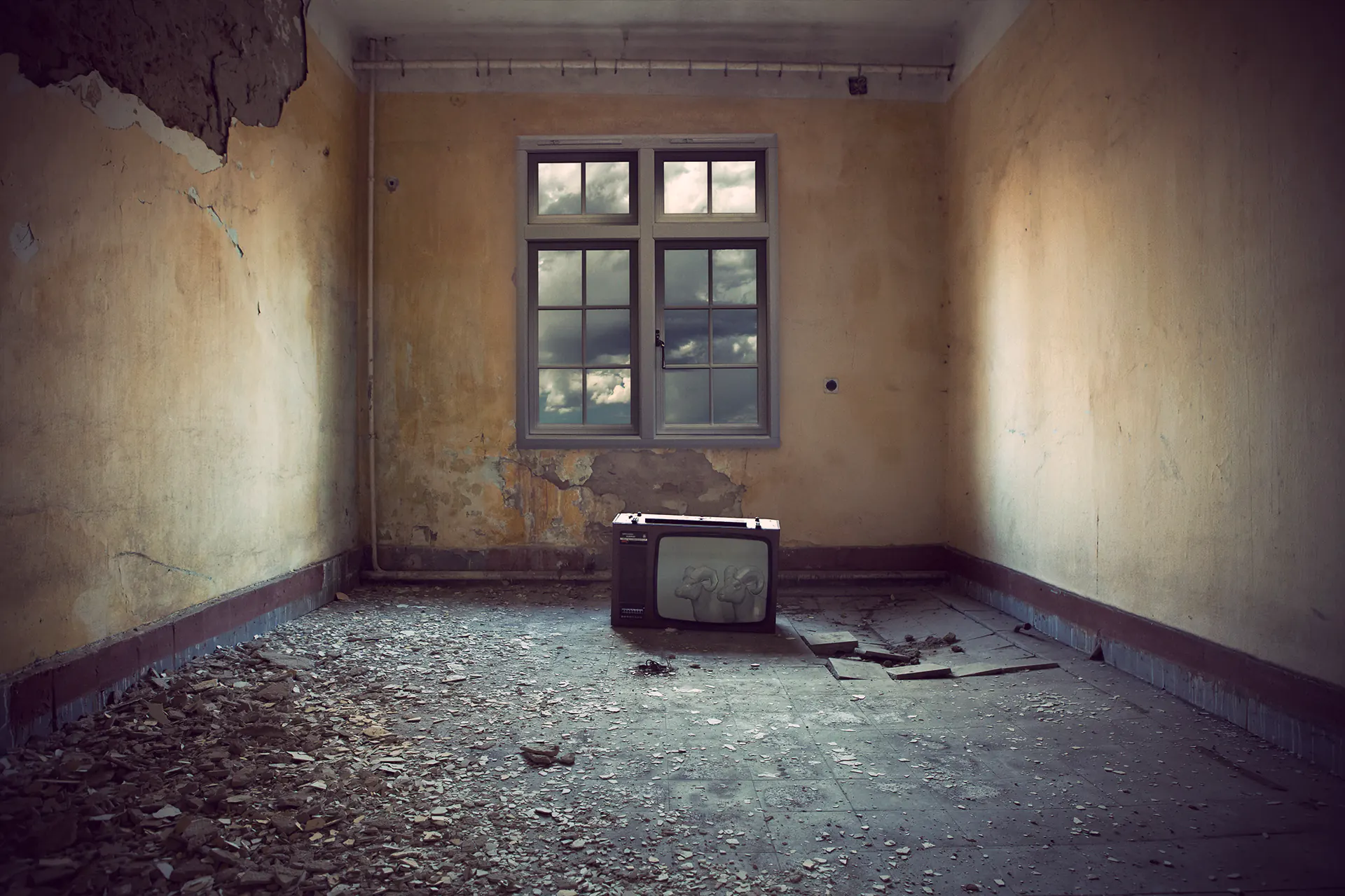 Televízió egy üres, romos szobában. A képernyőn két poligonokból felépülő kos látható.